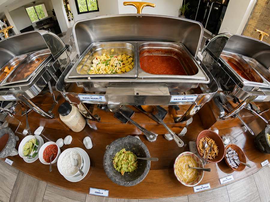 Interior del restaurante del hotel con mesas puestas para los huéspedes