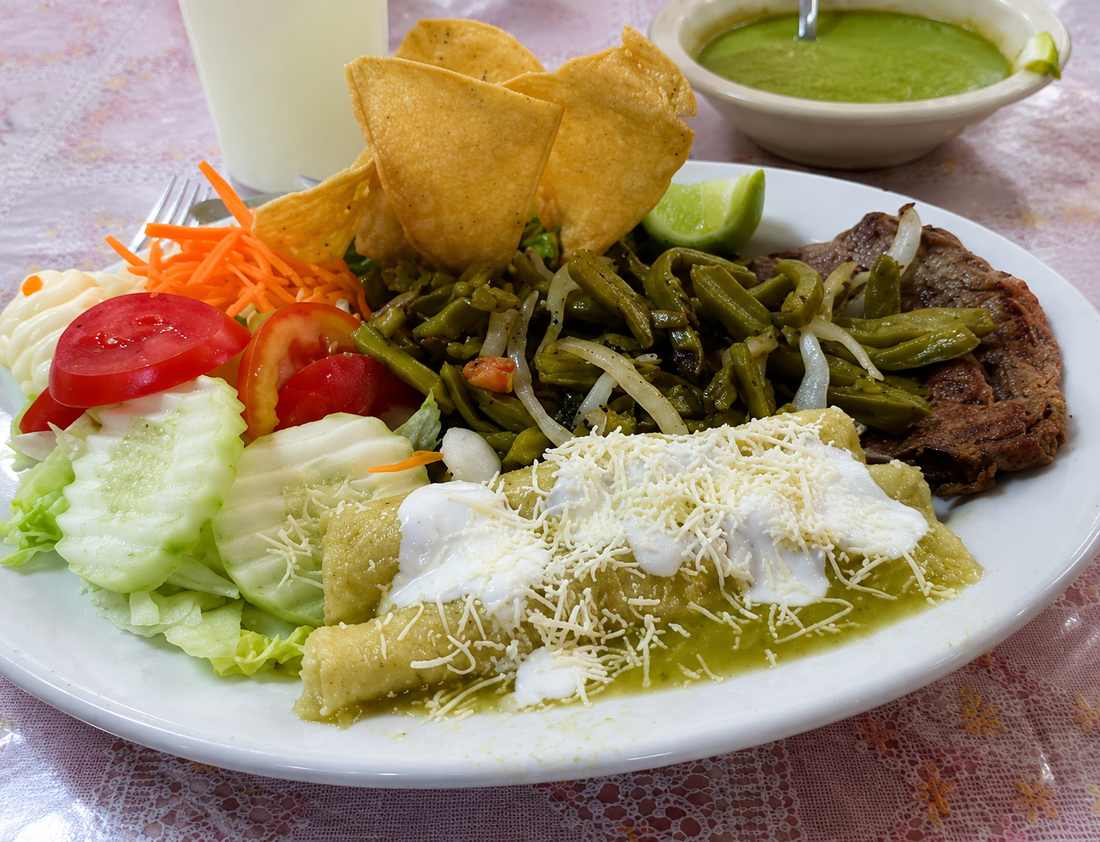 Mesas dentro del restaurante del hotel, que sirve comida mexicana
