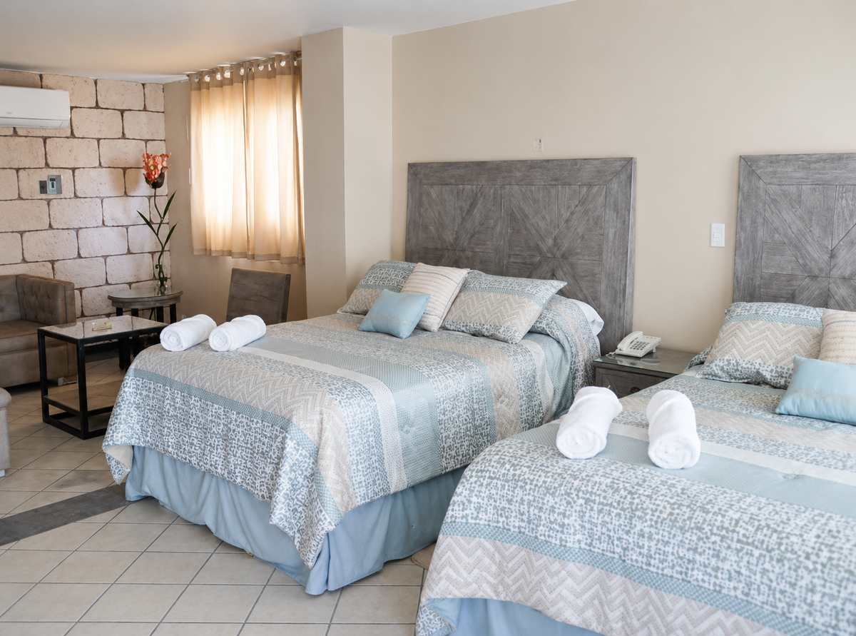 Habitación doble con una cama matrimonial en Hotel Maria Isabel de Iguala