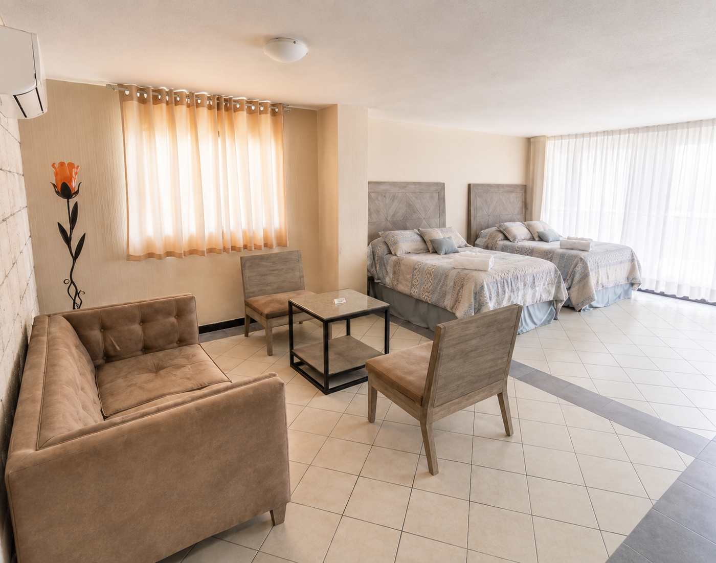 Habitación triple con una cama individual y una cama matrimonial