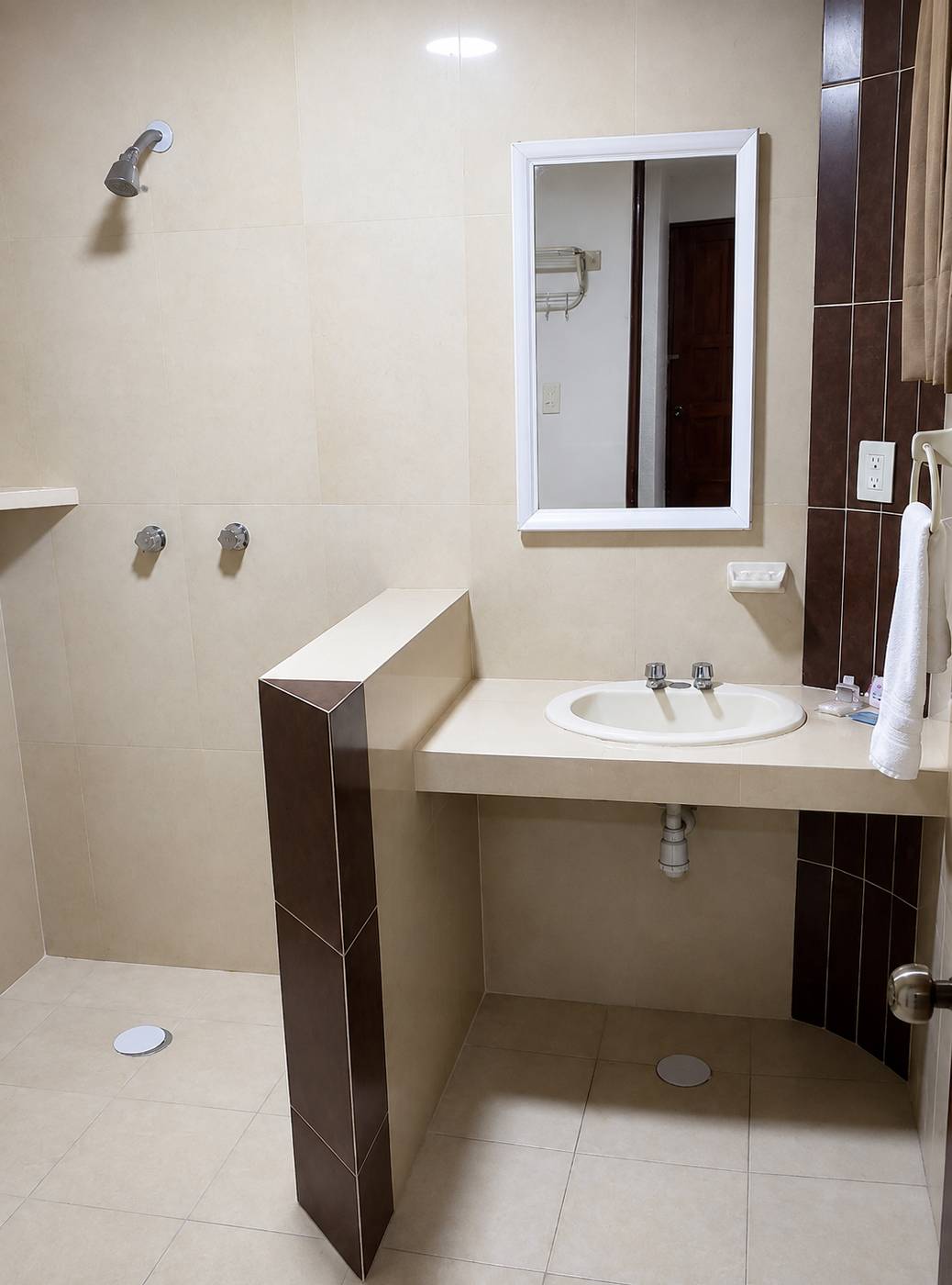 Baño privado en una habitación con artículos de aseo de cortesía